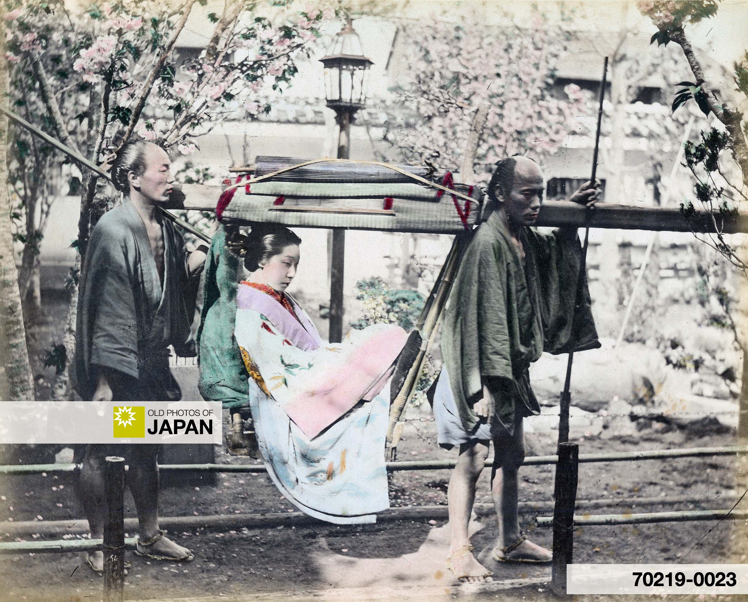 Old Photos Of Japan 駕籠に乗った女性 １８８０年代