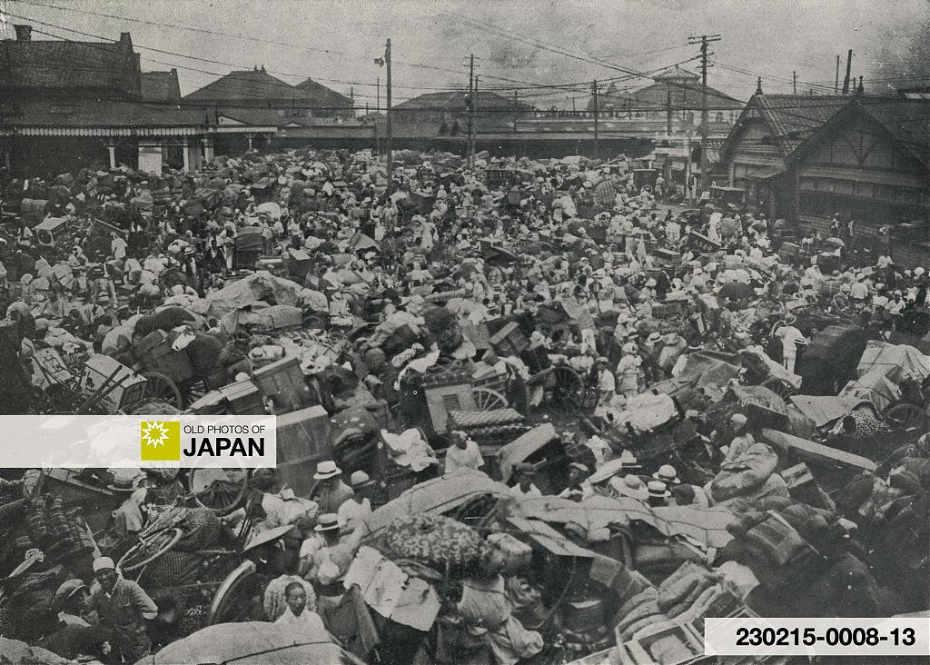 People crowding the plaza in front of Ueno Station on September 1, 1923