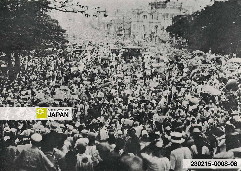 Displaced people clogging the entrance to Tokyo's Ueno Park on September 1, 1923