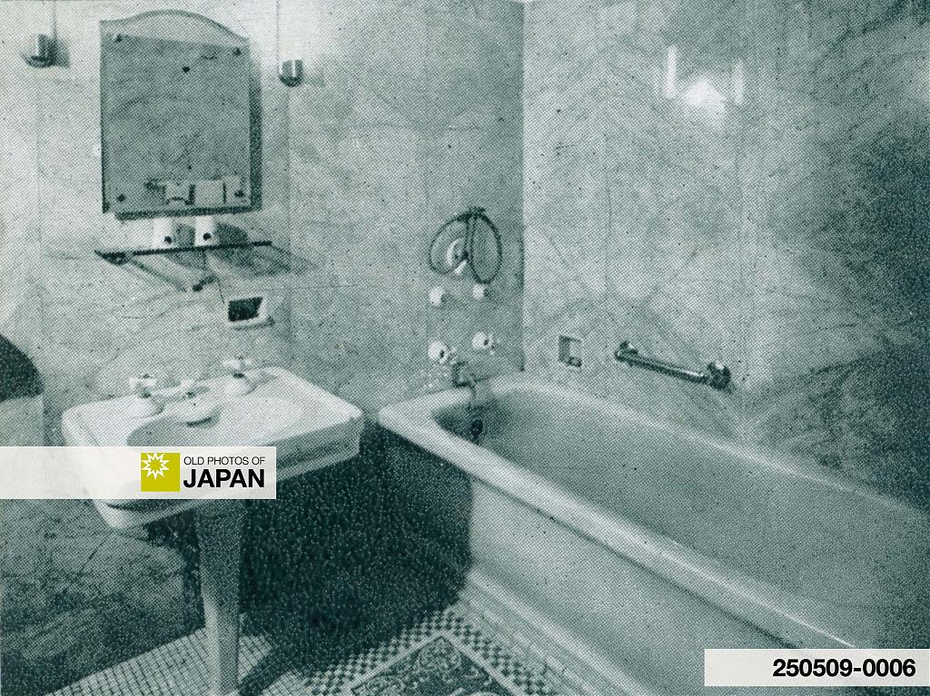Western-style bathroom at the New Osaka Hotel, ca. 1935