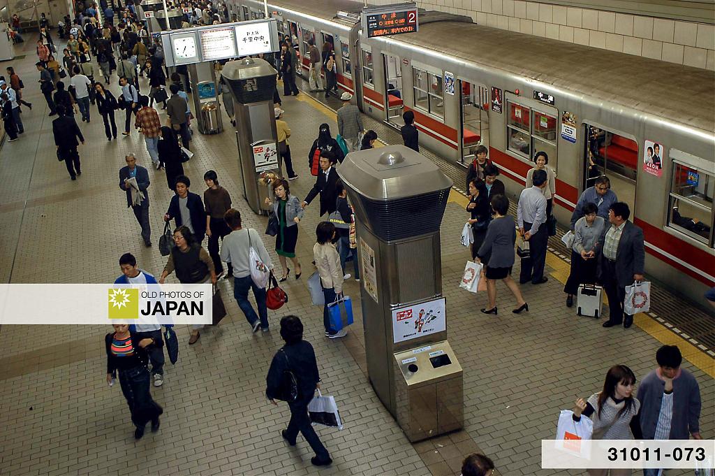31011-073 - Midosuji Subway Line Umeda Station in Osaka, 2003