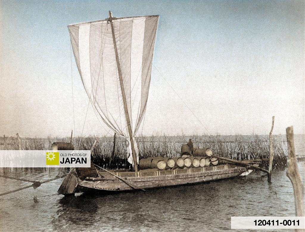 120411-0011 - Boat for collecting seaweed at Shinagawa, ca 1895 (Meiji 28)