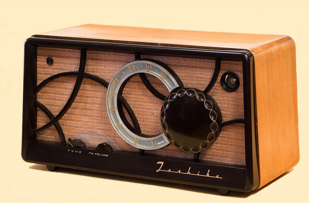 1955 AM-only Toshiba vacuum tube radio model 6SC-19