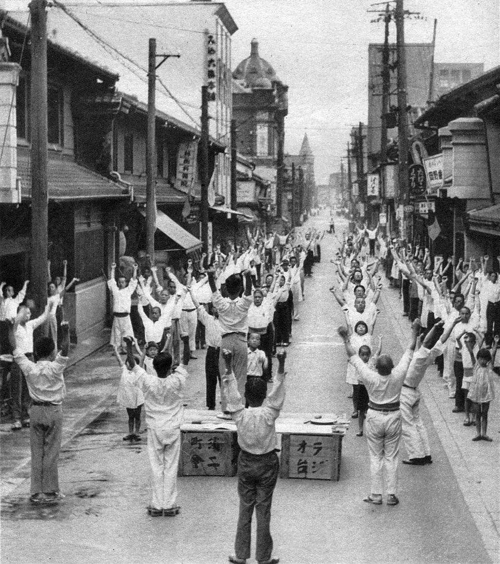 People doing radio calisthenics at Awajicho-dōri in Osaka in 1938