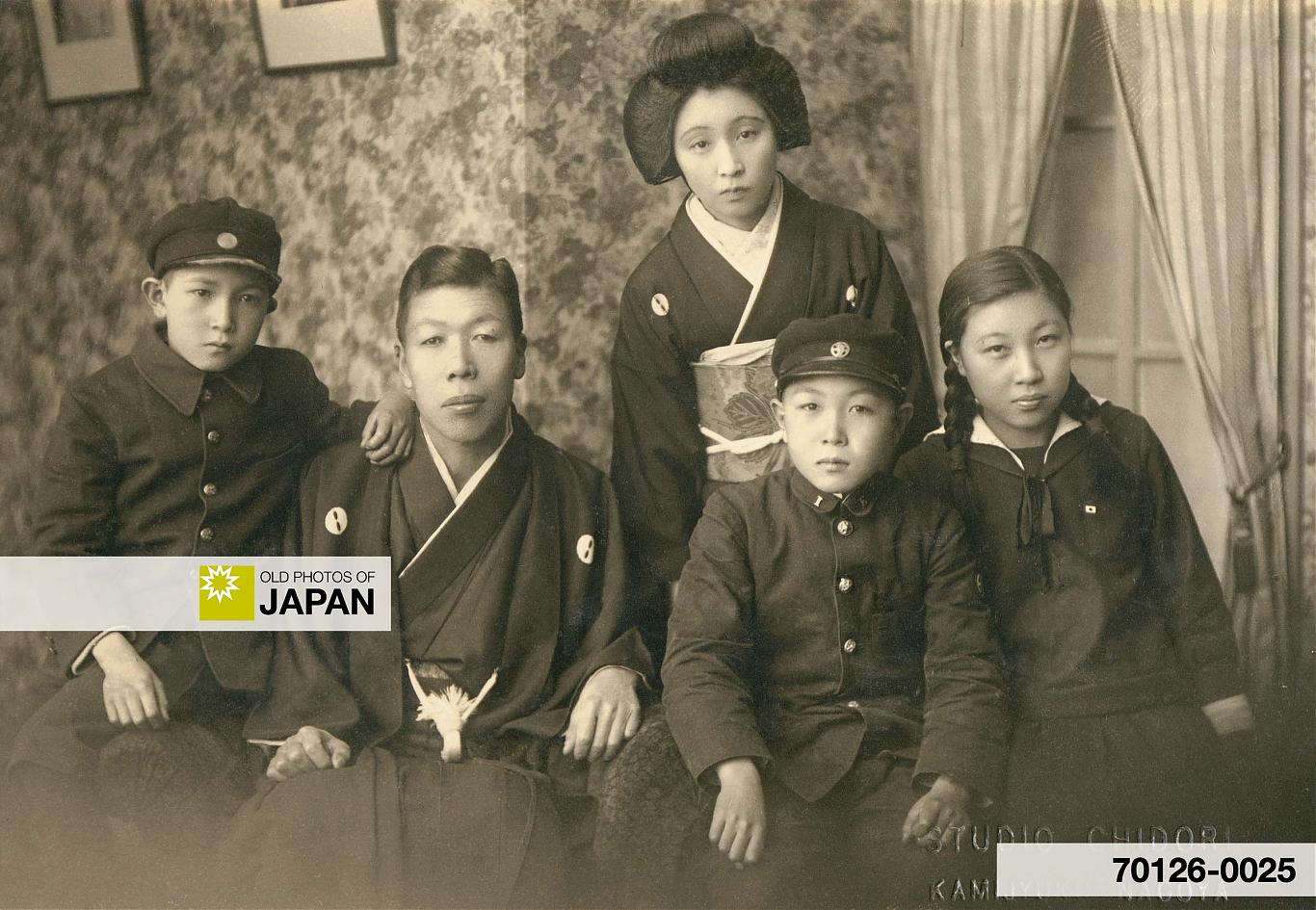 70126-0025 - Japanese Family in Traditional Clothing, 1910s