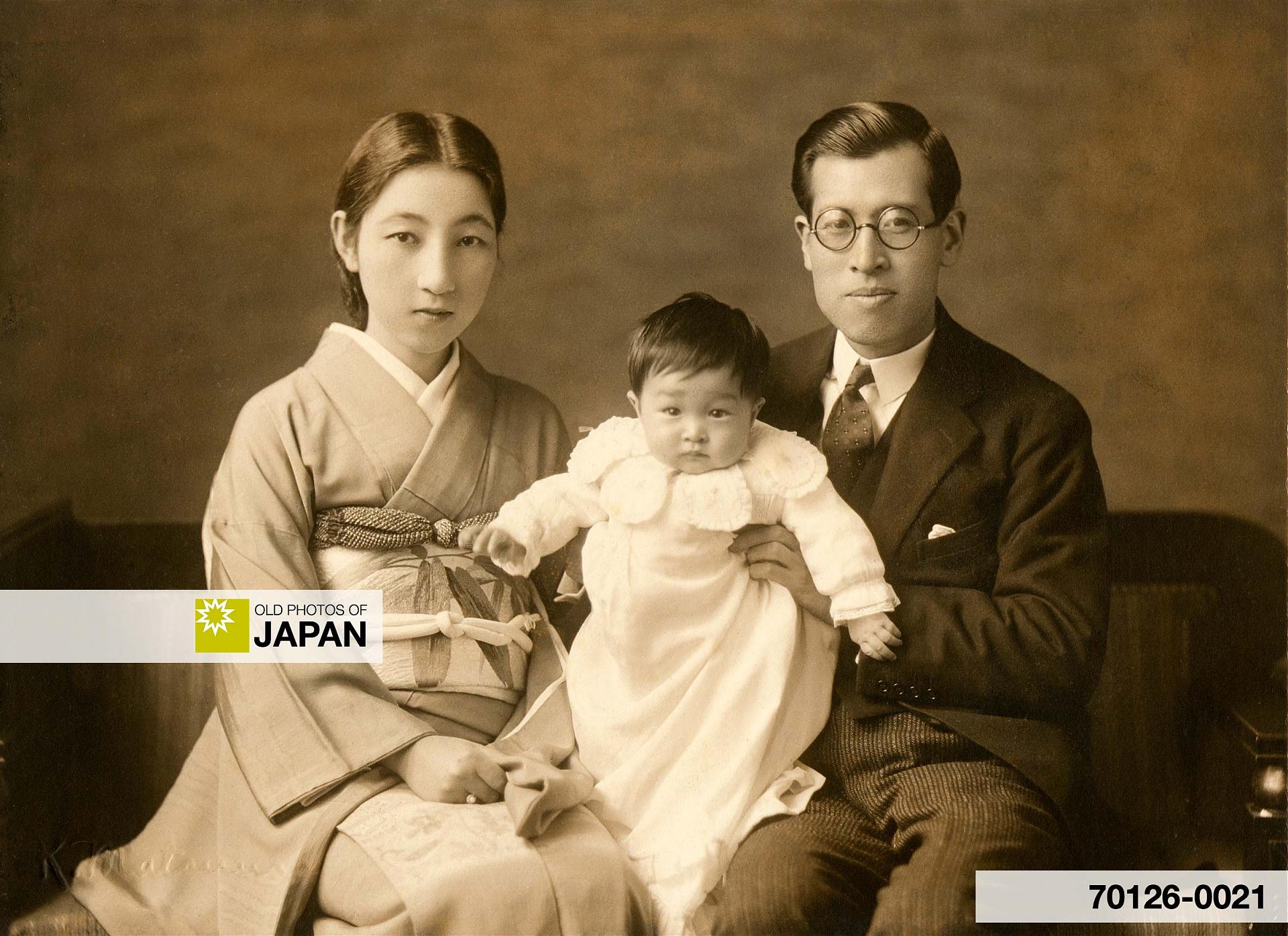 70126-0021 - Japanese Husband, Wife and Baby, 1910s