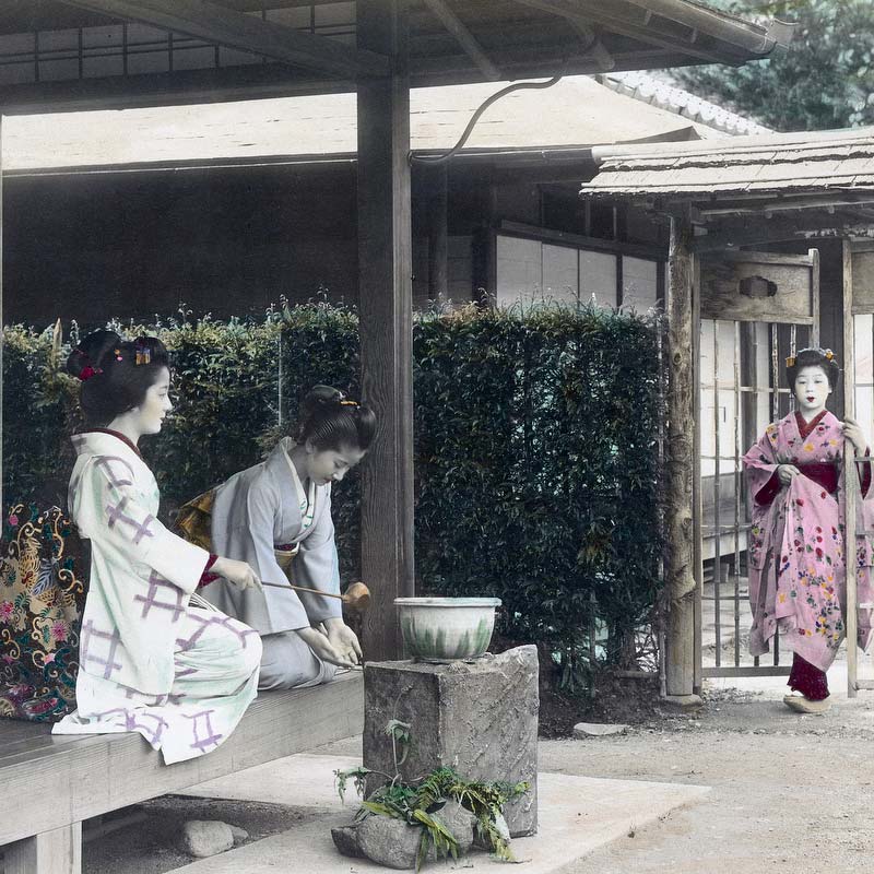 70820-0011 - Temizu: Japanese women in kimono washing hands