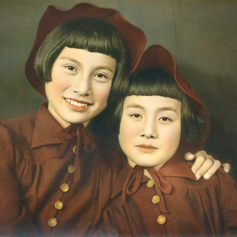 70124-0001 - Two Young Girls, Hanaya Kambei Studio, 1930s